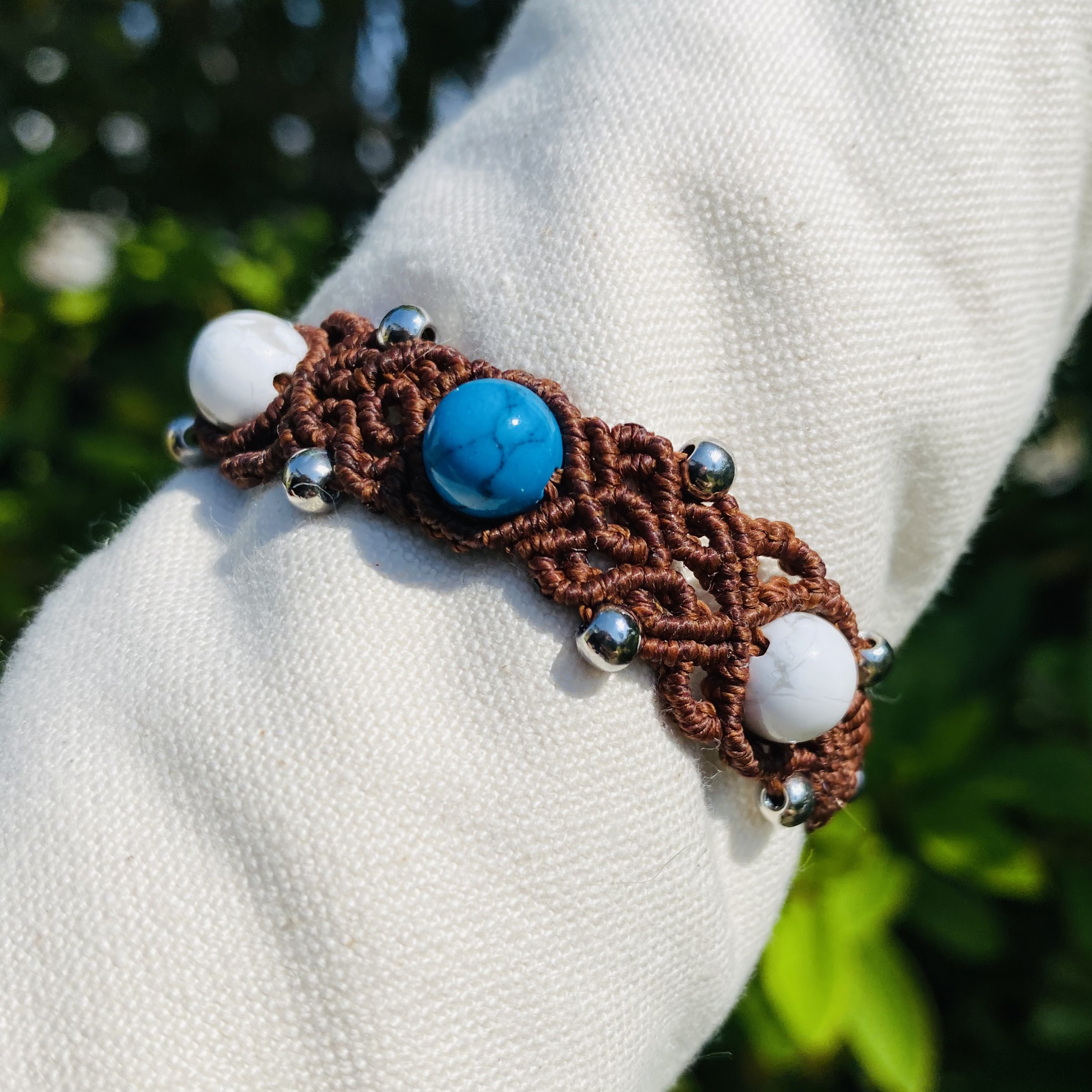 ハウライトターコイズのマクラメブレスレット（ブラウン×シルバー）