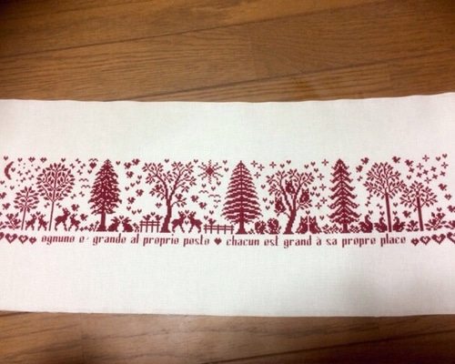 【完成品】ステッチクロス＜ツリーを飾ろう＞約70×47cm Brodees クロスステッチ刺繍キット K110 クリスマスツリー