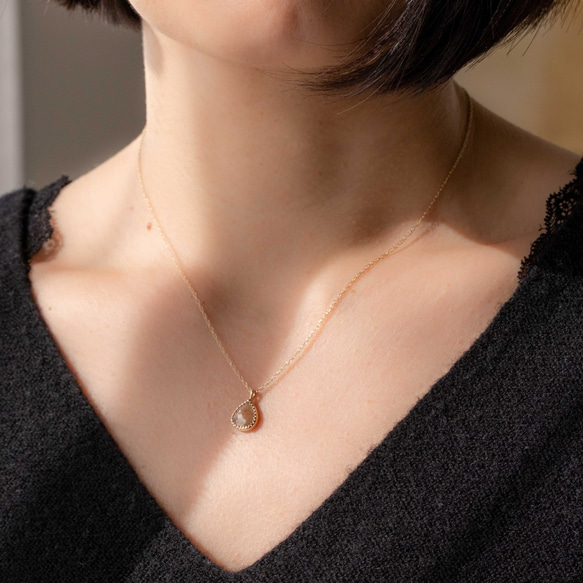 Beige Drop Diamond Necklace 5枚目の画像