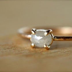 SOLD OUT! Baby White Oval Diamond Prong Ring 1枚目の画像