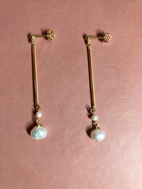 スティックに揺らぐ淡水パールのピアス 1枚目の画像