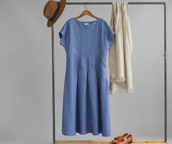 [染色不均勻]亞麻連衣裙V領法式袖連衣裙塔克/天藍藍色a062e-cbn1 第8張的照片
