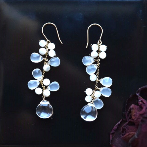 ホワイトカルセドニーピアス ピアス（フック・チェーン） piedra