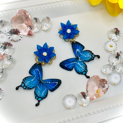 お花と揺らめく蝶のピアス　ブルー 1枚目の画像