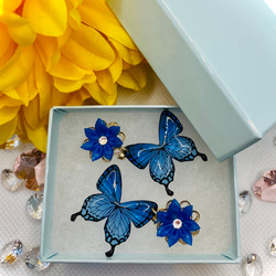 お花と揺らめく蝶のピアス　ブルー 4枚目の画像