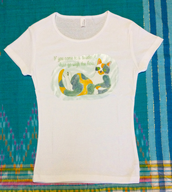 プリントTシャツ「寝そべる三毛猫」Mサイズ 1枚目の画像