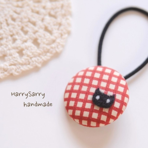 新柄〉ほわほわニャンコ刺繍＊赤チェックくるみボタンヘアゴムⅡ