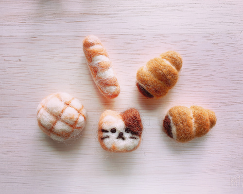 ペ*)様 食パンコーギー 羊毛フェルト ハンドメイド 羊毛フェルト コーギーの通販 by たま's shop｜ラクマ