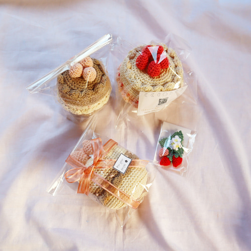 a*y様 いちごのロールケーキ キーホルダー 編みぐるみ◎ イチゴチョコ ✿︎