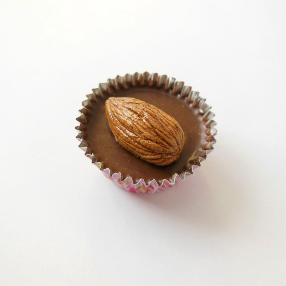 逼真的杏仁巧克力假糖果磁鐵 第3張的照片