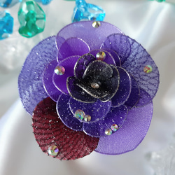 シックな紫色のお花のコサージュ 1枚目の画像