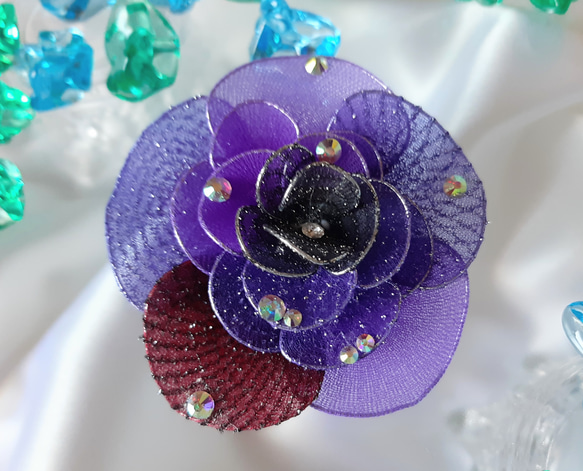 シックな紫色のお花のコサージュ 1枚目の画像