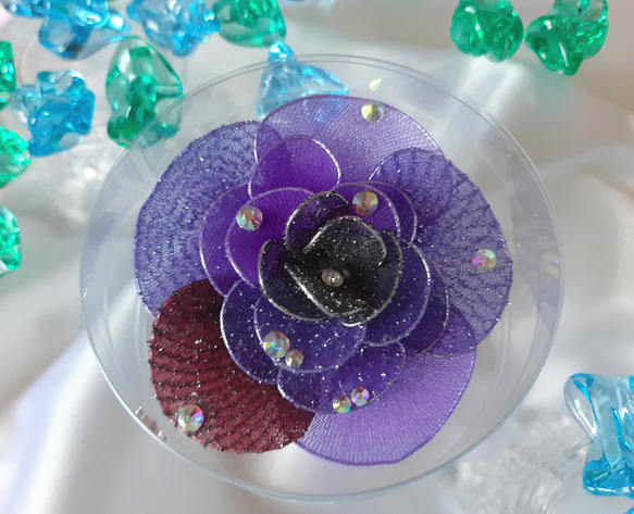 シックな紫色のお花のコサージュ 3枚目の画像