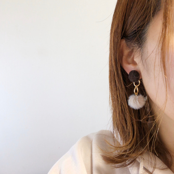 2way 冬のカボションとファーボール揺れるピアス、イヤリング ピアス 