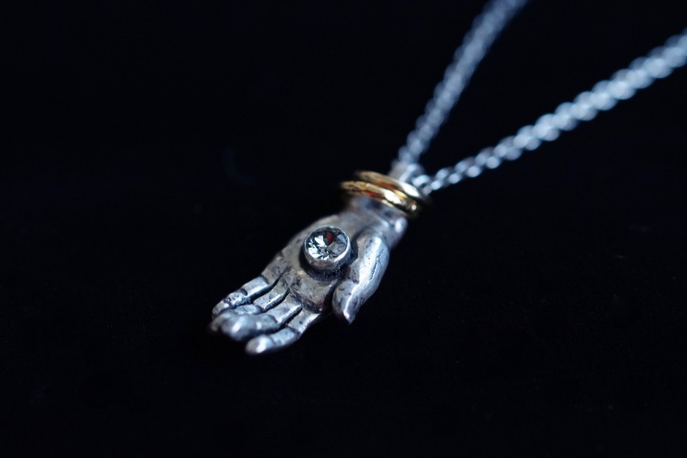 Giving open hand ネックレス　　 ガラスホワイト