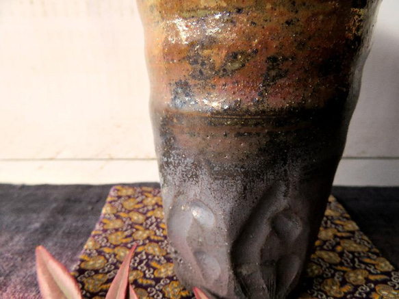 細かい泡が最高にうまい陶器の炭化焼き締めビアカップ！20180201-12<現品のみ> 2枚目の画像