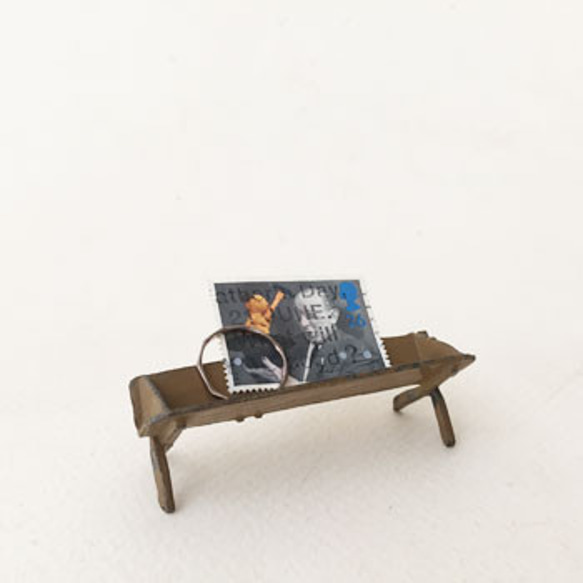 鉄のおもちゃオブジェ figure　イギリス　ディスプレイ台　飾り台　ジュエリー台 古い飾りスタンド 1枚目の画像