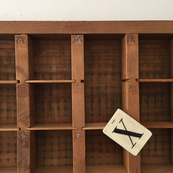 古い活版トレイ　古い木箱　壁掛け　収納ボックス　カリグラフィ 文具 暮らしの道具 升目 飾り棚 仕分けボックス 6枚目の画像