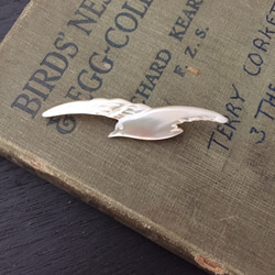 白蝶貝バードブローチ　鳥モチーフ　つばめ　ハンドメイド　bird brooch 4枚目の画像
