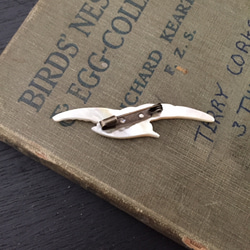 白蝶貝バードブローチ　鳥モチーフ　つばめ　ハンドメイド　bird brooch 5枚目の画像