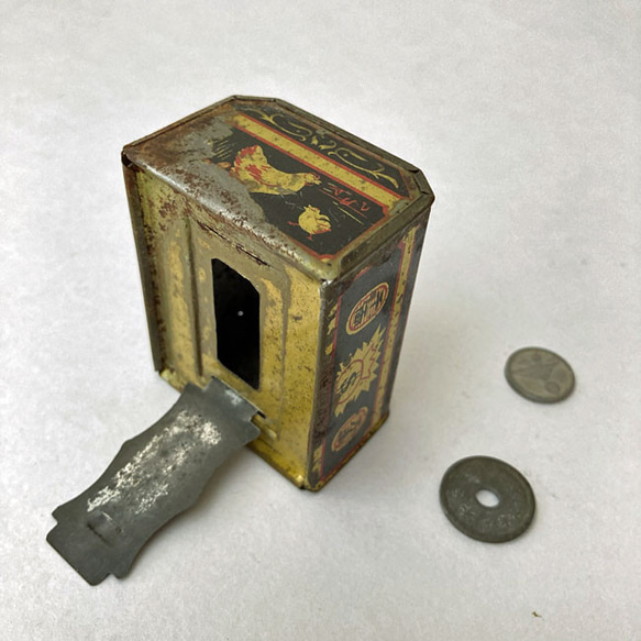 SALE ! 古いブリキ貯金箱　アンティークキャッシュボックス　鉄もの　鈴 インダストリアル 古道具 オブジェ 2枚目の画像