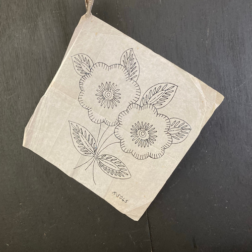 古い 背守り 4種 厚紙に刺繍 古道具 アンティーク 古い 背守り 4種 厚紙に刺繍 古道具 アンティーク