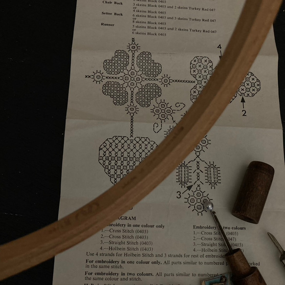 イギリスの刺繍枠　木枠　裁縫　刺繍　台紙　リネン　フレンチリネン　刺繍道具　インテリアディスプレイ 3枚目の画像