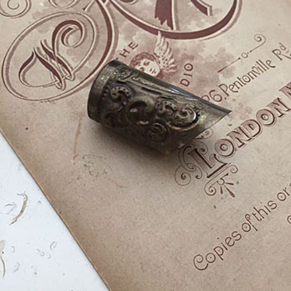 イギリスのアンティーク指ぬき　antique Thimble  メタルの指ぬき　アンティーク裁縫道具 2枚目の画像