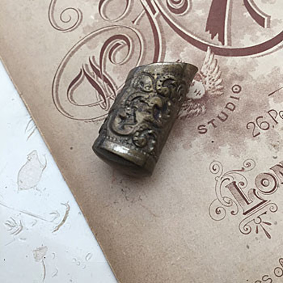 イギリスのアンティーク指ぬき　antique Thimble  メタルの指ぬき　アンティーク裁縫道具 3枚目の画像