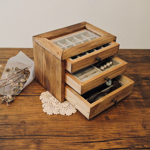 中のアクセサリーが見える木製アクセサリーケース フリーボックス