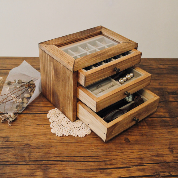 中のアクセサリーが見える木製アクセサリーケース フリーボックス