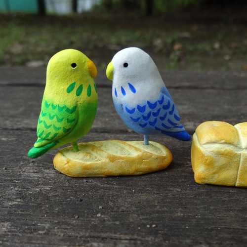 セキセイインコの置物ペア 食パンとフランスパンの台座付き その他置物