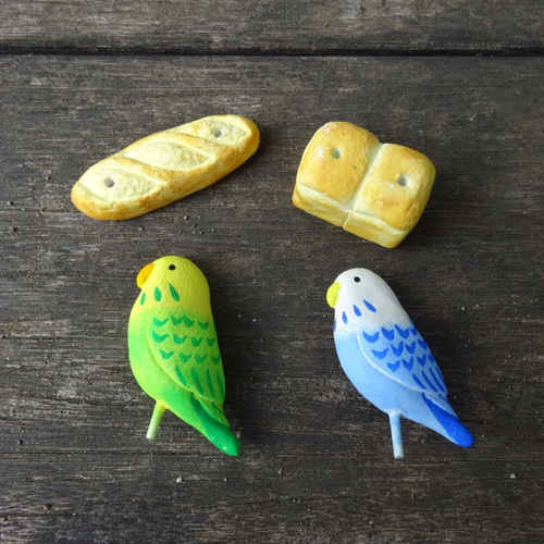 実物大 木彫りのセキセイインコと食パン セキセイインコの置物ペア 食パンとフランスパンの台座付き その他置物