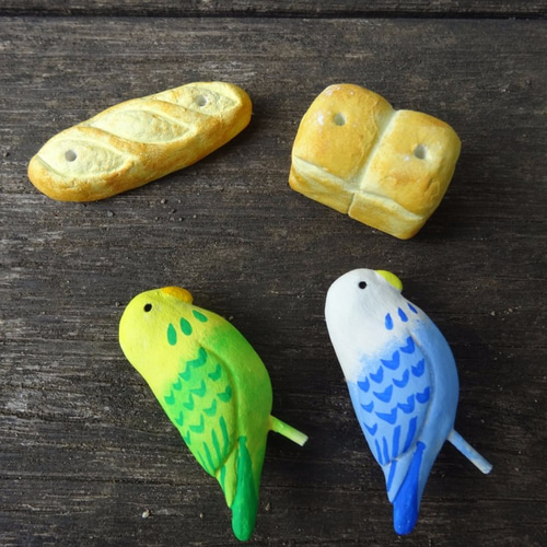 実物大 木彫りのセキセイインコと食パン セキセイインコの置物ペア 食パンとフランスパンの台座付き その他置物