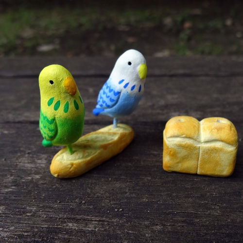 実物大 木彫りのセキセイインコと食パン セキセイインコの置物ペア 食パンとフランスパンの台座付き その他置物