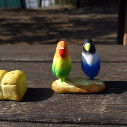 ボタンインコのペア　食パンとフランスパンの台座付き 2枚目の画像