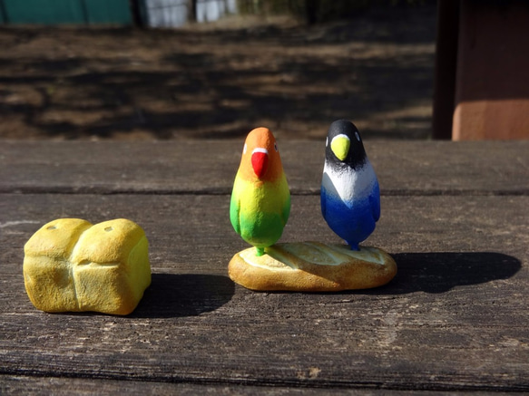 ボタンインコのペア　食パンとフランスパンの台座付き 2枚目の画像