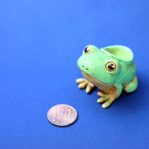 カエルの形をした小さな植木鉢 その他置物 粘土の店 通販 7395293