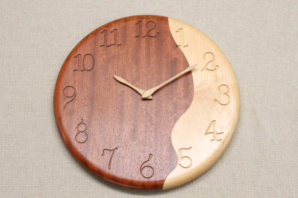 ブビンガ材とメープル材使用した、直径28センチの木の時計です。 1枚目の画像