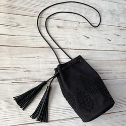 木の葉をグラスビーズ刺繍したミニドローストリングバッグ（リーフ）ブラック 1枚目の画像