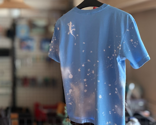 手描きTシャツ：ブリーチ加工・ヤモリ（サックス） Tシャツ cuuyabow