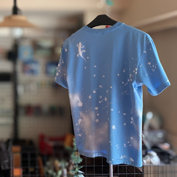 手描きTシャツ：ブリーチ加工・ヤモリ（サックス） Tシャツ cuuyabow