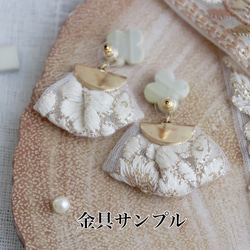 no.40 スクエア　タイル インド刺繍 リボン ♡ グレー×グレー　ピアス 3枚目の画像