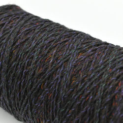 ネイビーブラック 紺 秋冬 (40g) ”かすり染め”　手編み、手芸に適した編み物が楽しくなる毛糸！セーターにおすすめ　 2枚目の画像