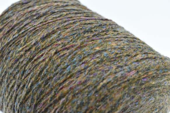 落ち着いたグリーンヤーン 緑  秋冬　(40g)”かすり染め”　手編み、手芸に適した編み物が楽しくなる毛糸！　 1枚目の画像