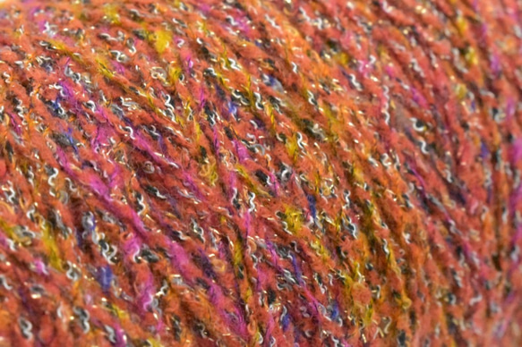 グラーデーションヤーン　赤　ラメ 秋冬　(40g) ”かすり染め”　手編み、手芸に適した編み物が楽しくなる毛糸！　 3枚目の画像