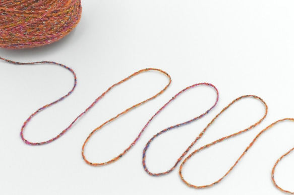 グラーデーションヤーン　赤　ラメ 秋冬　(40g) ”かすり染め”　手編み、手芸に適した編み物が楽しくなる毛糸！　 5枚目の画像
