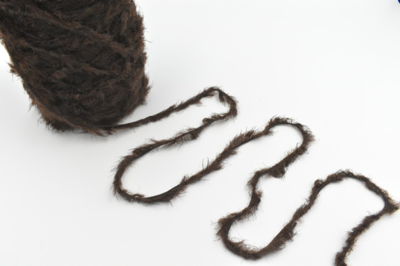 【わけあり大特価！】動物の毛のような手編み糸！ファー ダークブラウン (茶)(50g) 手芸に適した楽しい毛糸！ 3枚目の画像