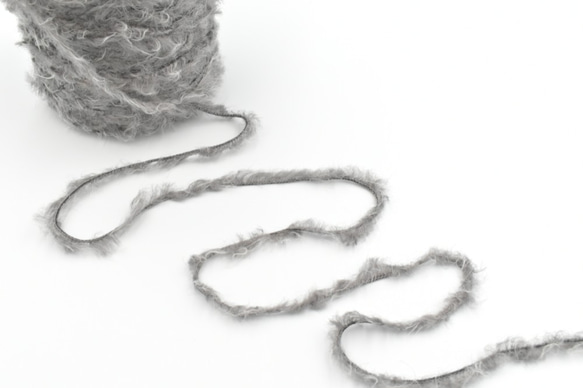 【わけあり大特価！】動物の毛のような手編み糸！ファー グレイ (灰)(50g) 手芸に適した楽しい毛糸！ 4枚目の画像