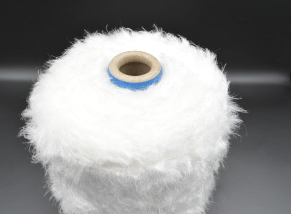 【わけあり大特価！】動物の毛のような手編み糸！ファー ホワイト (白)(50g) 手芸に適した楽しい毛糸！ 2枚目の画像